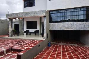 Amplia Casa en Urb. Trigal Norte Valencia en venta